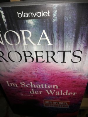 gebrauchtes Buch – Roberts Nora – Im Schatten der Wälder