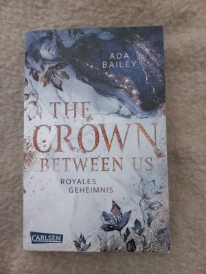 gebrauchtes Buch – Ada Bailey – The Crown Between Us. Royales Geheimnis (Die "Crown"-Dilogie 1)