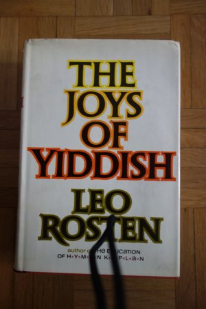 The joys of Yiddish. A relaxed lexicon of Yiddish, Hebrew and Yinglish words often encountered in English (...) from the days of the Bible to those of […]