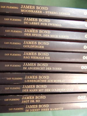 Sammlung von 10 Büchern zum Thema: James Bond