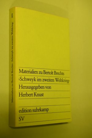 gebrauchtes Buch – Brecht, Bertolt (Mitwirkender) und Herbert Knust – Materialien zu Bertolt Brechts Schweyk im Zweiten Weltkrieg : Vorlagen (Bearbeitungen), Varianten, Fragmente, Skizzen, Brief- u. Tagebuchnotizen. ed. u. kommentiert von Herbert Knust / edition suhrkamp ; 604