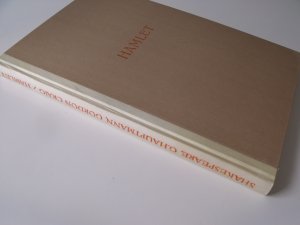 Die tragische Geschichte von Hamlet Prinzen von Daenemark in deutscher Sprache neu übersetzt und eingerichtet von Gerhard Hauptmann mit Figurinen und […]