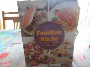 gebrauchtes Buch – Familien Küche - Die leckersten Gerichte für Groß und Klein - WIE NEU! -