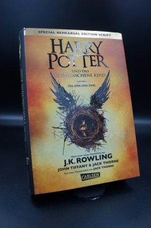 gebrauchtes Buch – Rowling, J.K.; Tiffany – Harry Potter und das verwunschene Kind. Teil eins und zwei (Special Rehearsal Edition Script) (Harry Potter) +Geschenk