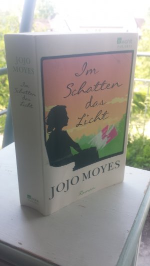 gebrauchtes Buch – Jojo Moyes – Im Schatten das Licht