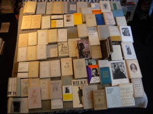 KONVOLUT von 77 Büchern in gutem Zustand. Von Rilke und über Rilke, Werkausgaben, Briefe, Dichtungen, Elegien, Sonette, Essays, Biographisches, Erinnerungen […]