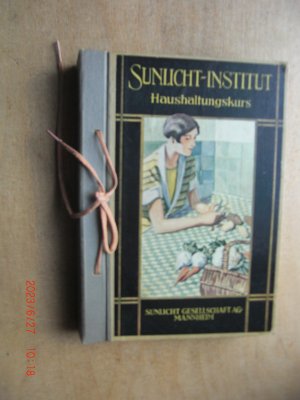 antiquarisches Buch – Sunlicht-Institut für Haushaltungskunde  – Der Haushalt : Heft 1-12. Herausgegeben vom Sunlicht-Institut für Haushaltungskunde der Sunlicht Gesellschaft AG, Mannheim-Rheinau. - in original illustrierte Mappe