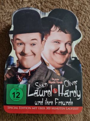 Stan Laurel + Oliver Hardy und ihre Freunde (Metall-Shape-Box-Edition)