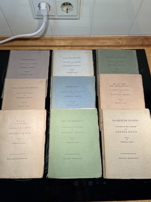 1. Hedda Gabler / 2. Rosmersholm / 3. Gespenster / 4. Nora (Ein Puppenheim) / 5. Die Meerfrau / 6. Baumeister Solness / 7. Die Stützen der Gesellschaft […]