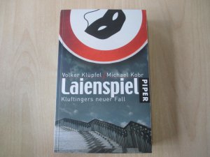 gebrauchtes Buch – Klüpfel, Volker; Kobr, Michael – Laienspiel - Kluftingers neuer Fall