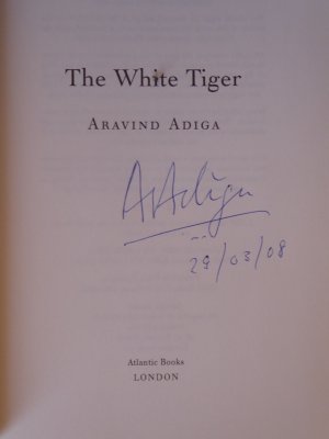 gebrauchtes Buch – Aravind Adiga – The White Tiger. Gebundene Erstausgabe Atlantic, hardcover, first edition, first printing. SIGNED.