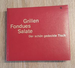 Grillen Fondues Salate Der schön gedeckte Tisch