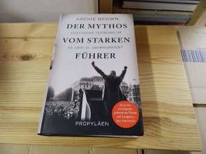 gebrauchtes Buch – Brown, Archie und Stephan Gebauer – Der Mythos vom starken Führer : politische Führung im 20. und 21. Jahrhundert. Archie Brown ; aus dem Amerikanischen von Stephan Gebauer