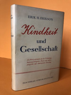 Kindheit und Gesellschaft. . Ein Werk, entstanden aus der Verbindung kinderpsychologischer Praxis mit anthropologischer und ethnologischer Forschung. ( […]