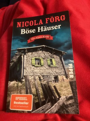 gebrauchtes Buch – Nicola Förg – Böse Häuser - Ein Alpen-Krimi | Spannender und unterhaltsamer Regiokrimi zum aktuellen Thema Wohnungsnot