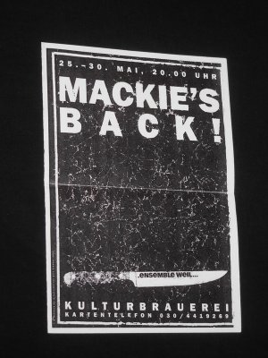 Mackies's back! Programmzettel ensemble weil. in Koproduktion mit der Kulturbrauerei Berlin 2000. DIE DREIGROSCHENOPER nach Gay von Brecht, Weill (Musik). Musikal. Ltg.: Ari Benjamin Meyers, Regie: Oliver Munk, Bühnenbild: Stephan Besson. Mit Eladio Pamaran, Michael Ziegler, Sabine Töpfer, Esther Kaiser, Andreas Joksch, Marie Giroux, Dana-Maria Dewerny