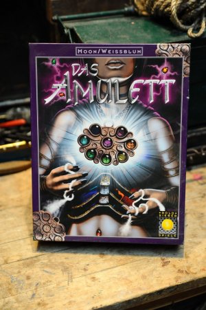 gebrauchtes Spiel – Alan R. Moon  – DAS AMULETT Ein Bietspiel mit sehr schönem Material.