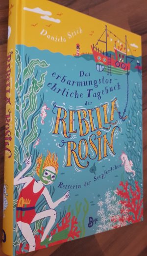 gebrauchtes Buch – Daniela Stich – Das erbarmungslos ehrliche Tagebuch der Rebella Rosin - Retterin der Seepferdchen - Witzig-frecher Tagebuchroman mit zentralem Thema Meer und Meeresschutz