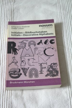 Alphabete -- Ein Schriftatlas von A bis Z / Alphabets - A Type Specimen Atlas from A to Z