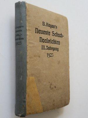 Kagan. Kagans Neueste Schachnachrichten. 3. Jahrgang. Berlin 1923. 21 x 14 x 2 cm. 320 S. Original Halbleineneinband. - Teils seitlich abgeschnitten.