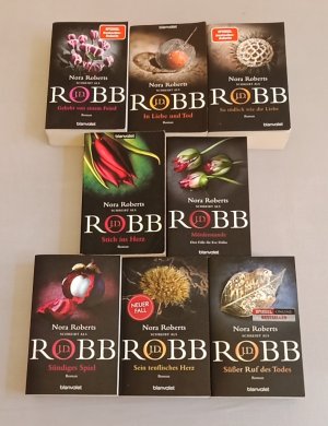 8 Kriminalromane/ Romantik-Thriller von J.D. Robb - In Liebe und Tod + Sein teuflisches Herz + Süßer Ruf des Todes + Sündiges Spiel + Mörderstunde + Stich […]