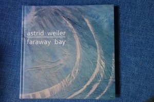 Faraway Bay Katalog anlässlich der Austellung "Astrid Weiler - Faraway Bay" im Palais Rastede vom 7. März bis 2. Mai 2010, von der Künstlerin signiert (Signatur mit Widmung auf Seite 1)