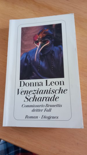 gebrauchtes Buch – Donna Leon – Venezianische Scharade - Commissario Brunettis dritter Fall