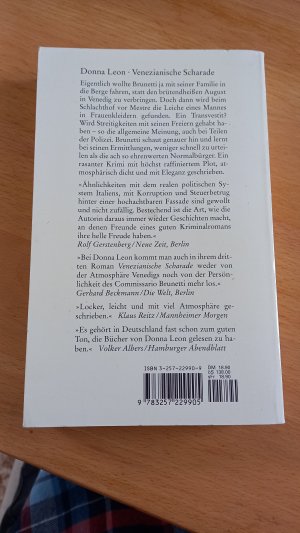 gebrauchtes Buch – Donna Leon – Venezianische Scharade - Commissario Brunettis dritter Fall