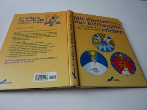 gebrauchtes Buch – Gertrud Weidinger – Mit Kindern das Kirchenjahr erleben - Christliche Feste feiern und verstehen - mit vielen schönen Illustrationen