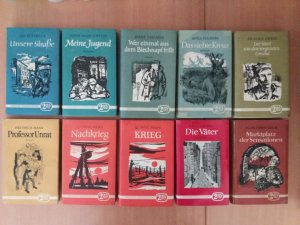 10 Bände: Roman-Panorama deutschsprachiger Schriftsteller zur ersten Hälfte des 20 Jahrhunderts von etwa 1900 (Kaiserzeit) über den ersten und zweiten Weltkrieg bis 1950 (Nachkriegszeit). 10 Bände in chronologischer Folge: (1) Die Väter. (2) Meine Jugend. (3) Professor Unrat. (4) Marktplatz der Sensationen. (5) Der Streit um den Sergeanten Grischa. (6)  Krieg. (7) Nachkrieg. (8) Wer einmal aus dem Blechnapf frisst. (9) Unsere Straße. Eine Chronik. Geschrieben im Herzen des faschistischen Deutschlands 1933/34. (10) Das siebte Kreuz. Insgesamt 10 Bände in einheitlicher Ausstattung der Deutschen Volksbibliothek (DVB) mit aufgearbeiteten Original-Schutzumschlägen.