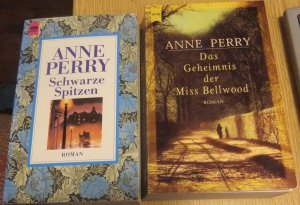 gebrauchtes Buch – Anne Perry – 2 Bücher, Schwarze Spitzen, Das Geheimnis der Miss Bellwood