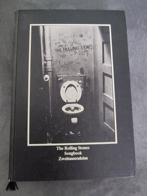 The Rolling Stones Songbook, 155 Songs mit Noten., Deutsch von Teja Schwaner, Jörg Fauser und Carl Weissner. Mit 75 Alternativübersetzungen von Helmut […]