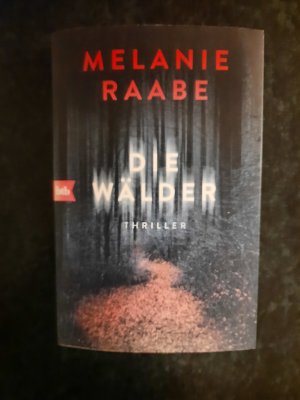 gebrauchtes Buch – Melanie Raabe – Die Wälder. Thriller.