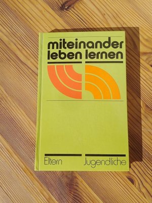 Miteinander leben lernen. Probleme zwischen Eltern und Jugendlichen (Die Hauskirche – Schriftenreihe für das katholische Familienleben, Bd. 20)