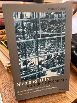 gebrauchtes Buch – Helmut Dubiel – Niemand ist frei von der Geschichte. Die nationalsozialistische Herrschaft in den Debatten des Deutschen Bundestages.