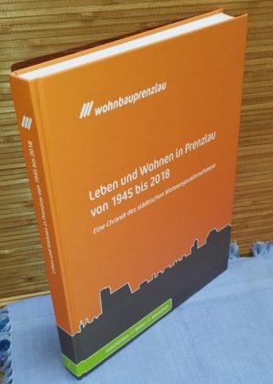 gebrauchtes Buch – Hg.: Wohnbau GmbH Prenzlau – Leben und Wohnen in Prenzlau von 1945 bis 2018 : Geschichten, Bilder, Menschen