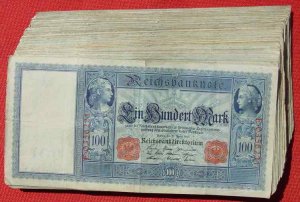 Deutsches Reich. Ein Banknoten-Bündel mit 100 original Reichsbanknoten zu je 