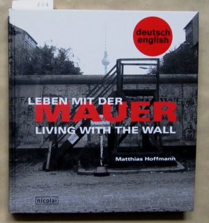 gebrauchtes Buch – Berlin - Hoffmann, Matthias – Living With the Wall. Leben mit der Mauer. Text zweisprachig.