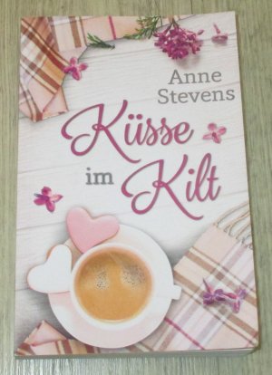 gebrauchtes Buch – Anne Stevens – Küsse im Kilt: Humorvoller Liebesroman