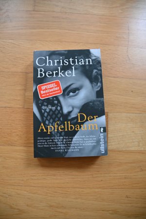 gebrauchtes Buch – Christian Berkel – Der Apfelbaum - Roman | »Eine dramatische Liebes- und Familiengeschichte, hervorragend erzählt.« FAZ