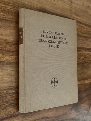 Formale und transzendentale Logik: Versuch einer Kritik der logischen Vernunft von Edmund Husserl.