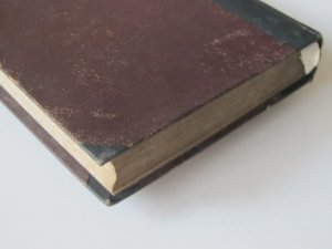 antiquarisches Buch – d'Elvert, Christian. Mährische und schlesische Chroniken, ... 1861. - Kollationiert, vollständig. - KEIN Reprint! – d'Elvert, Christian. Mährische und schlesische Chroniken, herausgegeben im Namen der historisch-statistischen Sektion der k. k. mähr.-schl. Gesellschaft zur Beförderung des Ackerbaues, der Natur- und Landeskunde. 1. Theil. Brünn, In Kommission der Buchhandlung von A. Ritsch, 1861. 3 Bl., 61 S., 1 Bl. Halbleineneinband der Zeit mit goldgeprägtem Rückentitel und marmoriertem Schnitt. ( = Quellen-Schriften zur Geschichte Mährens und österr.-Schlesiens. 1. Sektion: Chroniken u. dgl.). - Beigebunden: 1. Des Ratsherrn und Apothekers Georg Ludwig Chronik von Brünn. (1555-1604.)  Herausgegeben von P. Ritter v Chlumecky. Brünn 1859. XII, 112 S. - 2. Chronik königlichen Stadt  Iglau (1402-1607) vom Iglauer Stadtschreiber Martin Leupold von Löwenthal. Herausgegeben von Christian d'Elvert. Brünn 1861. XII, 416 S.