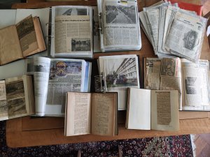 Konvolut Sammlung Guben 1 große Kiste voll Zeitungsausschnitte aus den Jahren ca. 1950 bis ca. 2020. Teilweise sortiert nach Zeitgeschichte, Persönlichkeiten […]