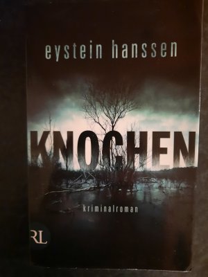 gebrauchtes Buch – Eystein Hanssen – Knochen. Kriminalroman.