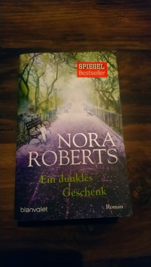 gebrauchtes Buch – Roberts, Nora – Ein dunkles Geschenk