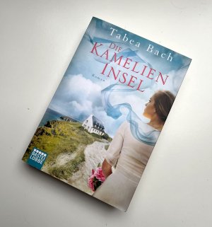 gebrauchtes Buch – Tabea Bach – Die Kamelien-Insel - Roman. Wohlfühl-Saga um eine Gärtnerei in der Bretagne