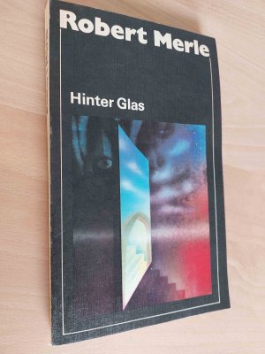 Hinter Glas