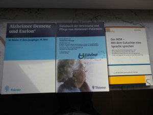 gebrauchtes Buch – Kurz, Alexander; Alzheimer Europe – Handbuch der Betreuung und Pflege von Alzheimer-Patienten + Alzheimer Demenz und Exelon + Der MDK- Mit dem Gutachter eine Sprache sprechen. 3 Bücher