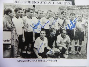 Foto WM Helden Fußball-Weltmeisterschaft 1954 ***KOMPLETT SIGNIERT***