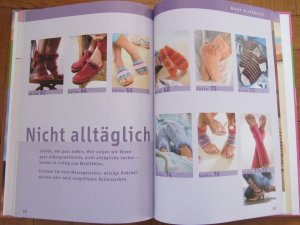 gebrauchtes Buch – Klöpper, Gisela, Milla Schoen und Tanja Steinbach – Das ultimative Sockenbuch mit Sockenkompass. + Heft Sbrina Spezial "100 Socken zum Stricken & Häkeln mit 7 Lehrgängen.